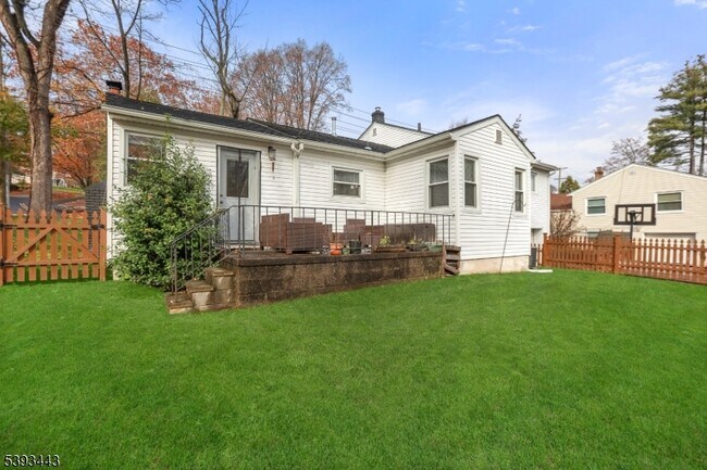 Building Photo - 214 S Valley Rd