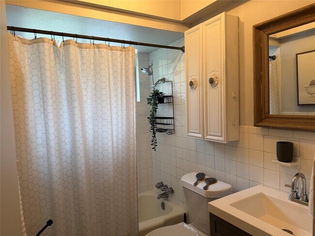 Building Photo - 4618 Englewood Dr