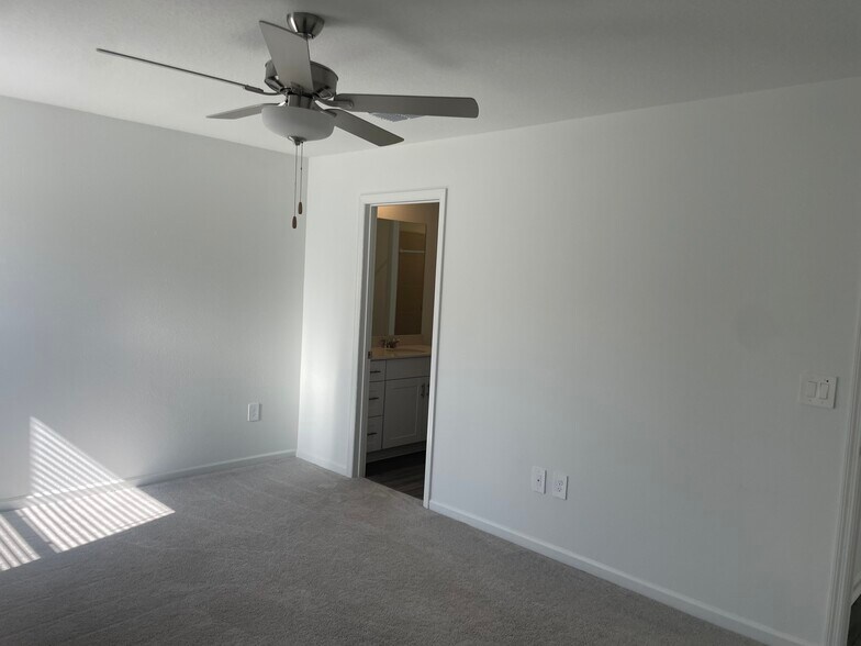 Building Photo - 3154 NE 36th Pl