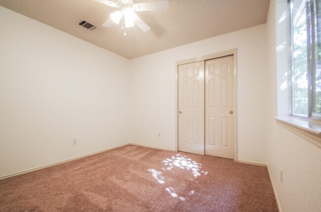 Building Photo - Great 4 bed 2.5 bath on Greenbelt