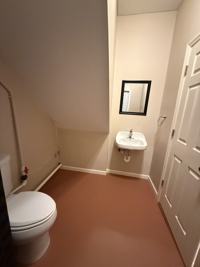 Building Photo - 421 Amberland Ln