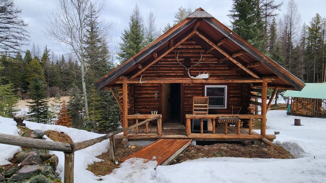 Building Photo - Beautiful Log Cabin in Condon