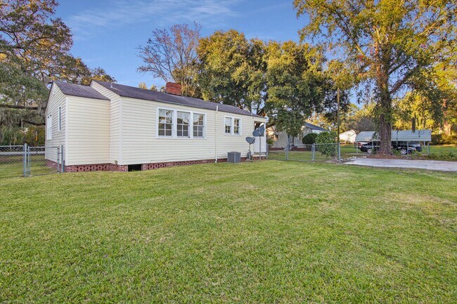 Building Photo - 2 Bedroom, 1 Bath home in Center of Richmond Hill - Richmond Hill close to Ft. Stewart and HAAF