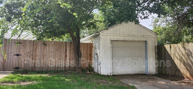 Building Photo - 407 E Rickenbacker Dr