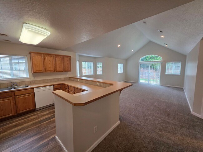 Building Photo - Spacious Duplex with Large Yard