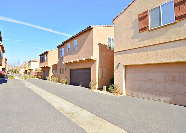 Building Photo - ** MOVE IN BONUS of $500.00 ** (If an agreement is signed by March 31st 2026) "Charming 3 Bed, 2....