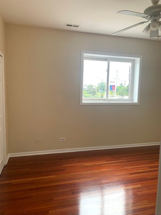 Building Photo - 5081 N Elston Ave