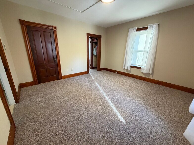 Building Photo - 16 Nichols St