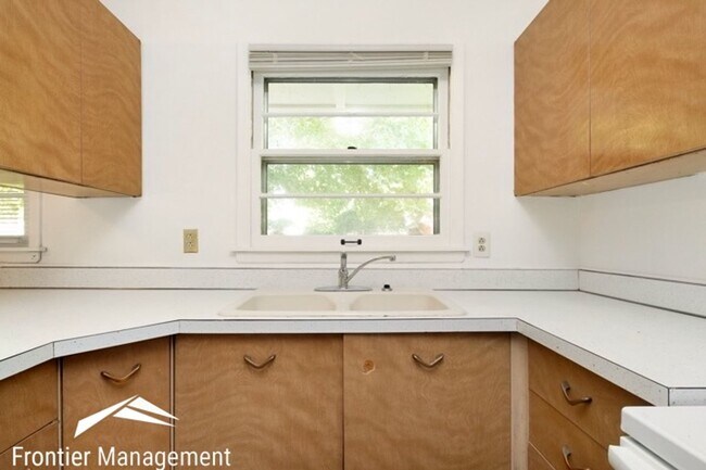 Building Photo - 1733 Vaughn Dr
