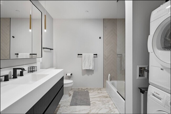 Building Photo - 55 Lagrange St