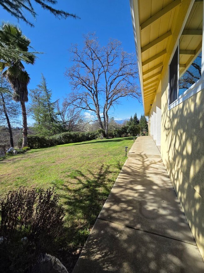 Building Photo - 19090 Hollow Ln