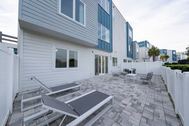 Building Photo - 7740 Sandy Ridge Dr