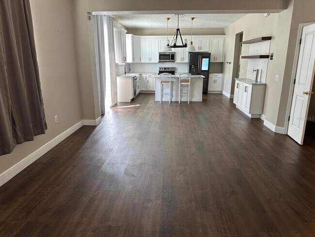 Building Photo - 211 Roseling Crossing