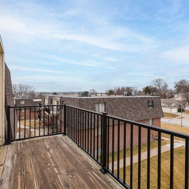 Building Photo - Spacious Apartments Located in the Heart o...