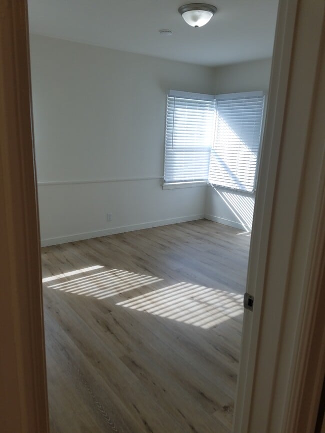 Building Photo - 8339 Kenyon Ave