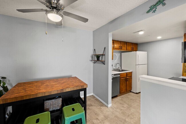 Building Photo - 814 Tenderfoot Hill Rd