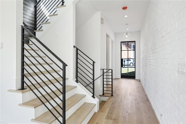 Building Photo - 2985 Lookout Pl NE