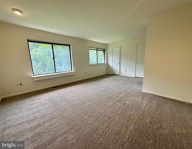 Building Photo - 560 Foxwood Ln