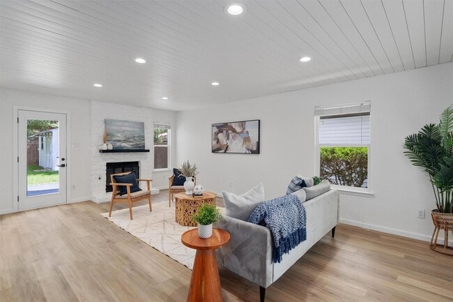 Building Photo - 9730 Anderson Village Dr