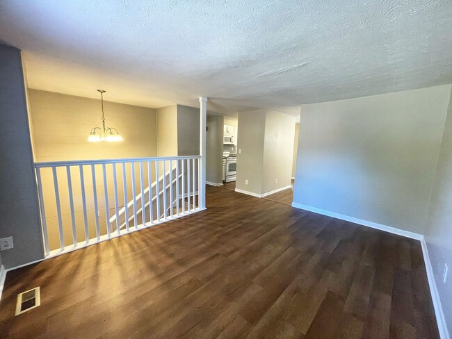 Building Photo - Newly Renovated Hillview Bi-Level!
