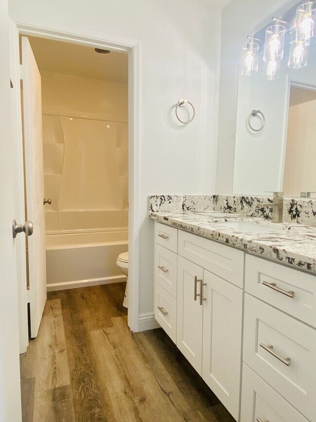 Building Photo - NORTHWEST POOL HOME Available in April!