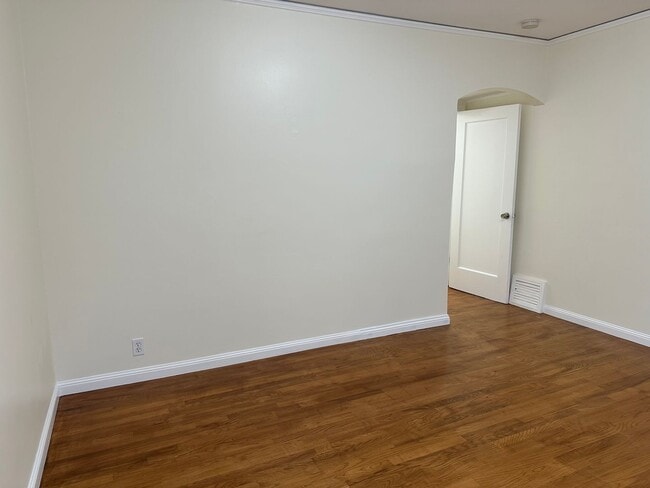Building Photo - EPIC REA - Great Corner Lakeside Home - 3 ...