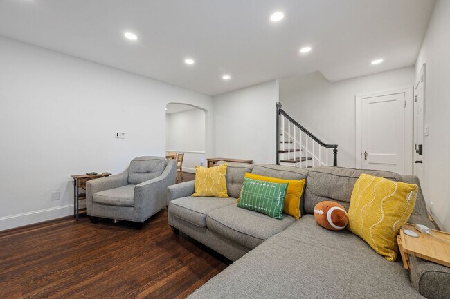 Building Photo - Beautiful 4 Bedroom Home off Of Cutshaw Ave! ***Available Early August 2026***