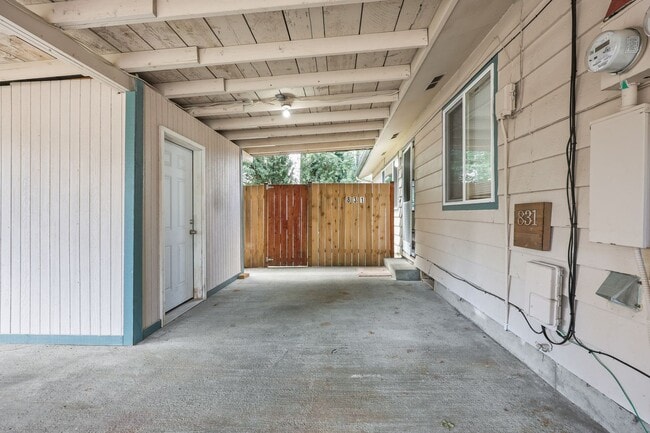 Building Photo - Move in ready now! 2 bedrooms 1 bath Tumwa...