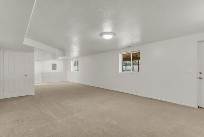 Building Photo - Spacious 5 Bed Kaysville Home with 3-Car Garage
