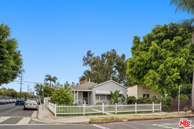 Building Photo - 3600 Kelton Ave