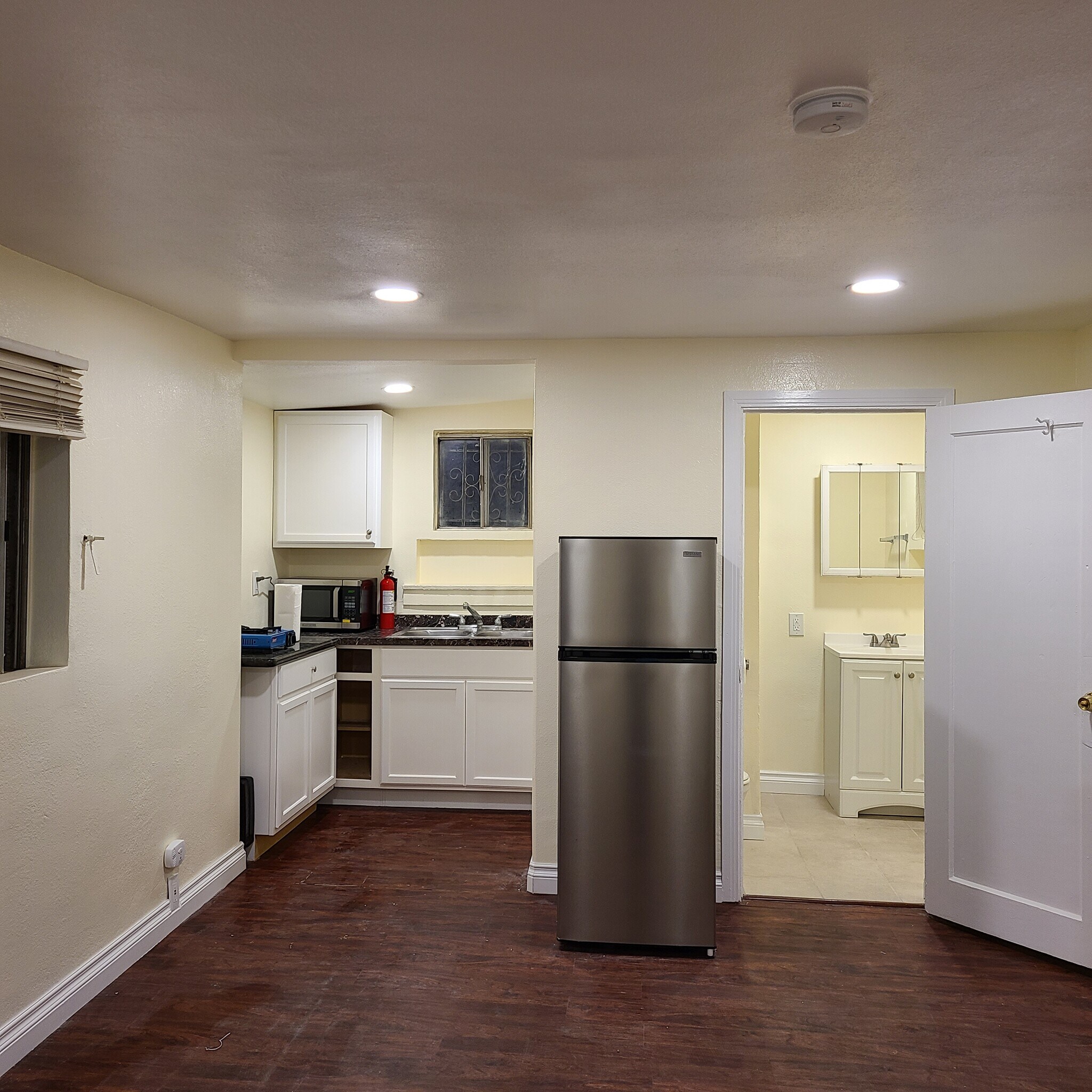 Building Photo - 1447 W 56th St