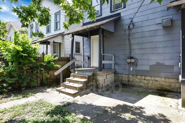 Building Photo - 498 N Champion Ave