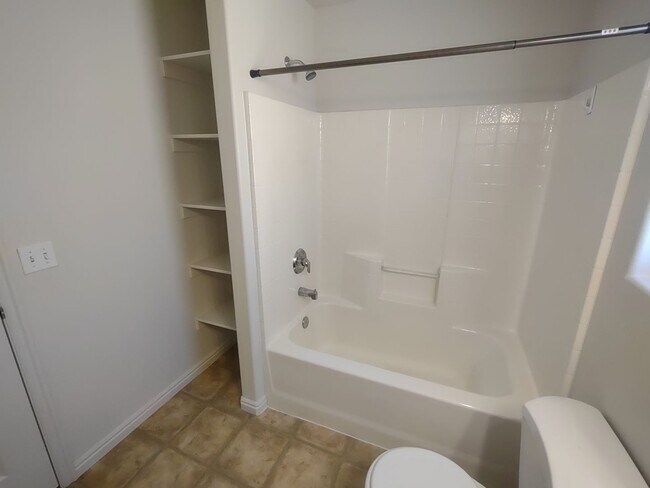 Building Photo - Fox Cove Unit