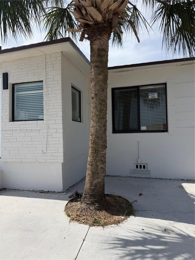 Building Photo - 107 W Pembroke Rd