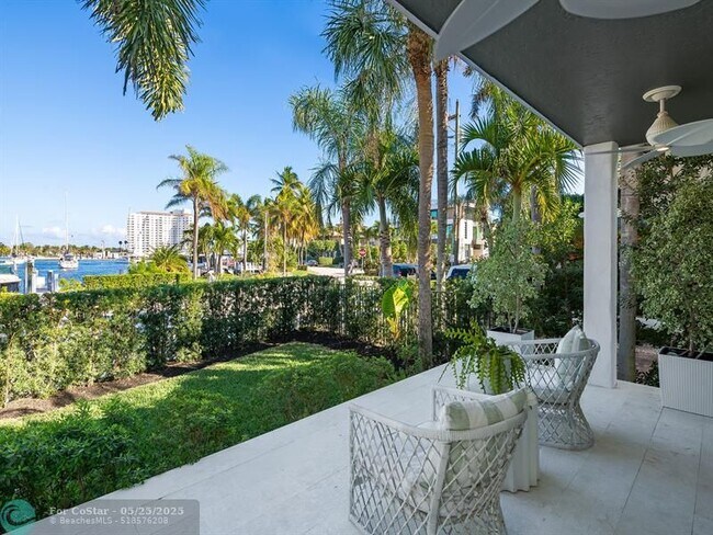 Building Photo - 325 Poinciana Dr