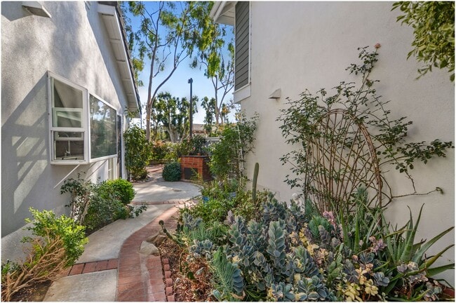 Building Photo - Beautiful Woodbridge Home!