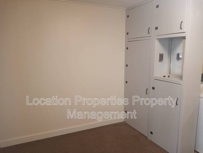 Building Photo - 121 W 14th St