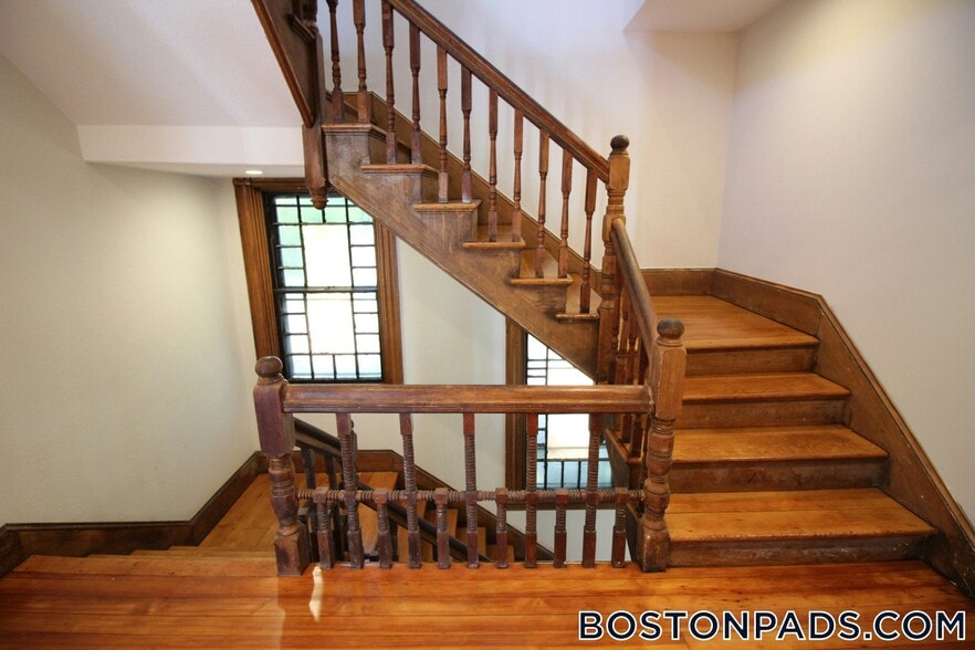 Building Photo - 65 Beech Glen St