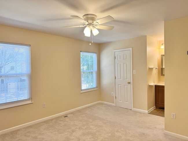 Building Photo - Beautifully updated 3BR/2.5BA townhome in Dale City!