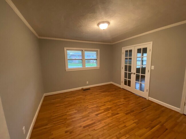 Building Photo - MOVE-IN READY!