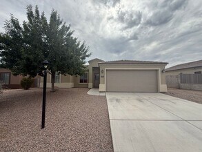 Building Photo - 4 Bedroom 2 Bathroom Home
