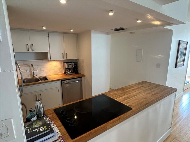 Building Photo - 1440 Brickell Bay Dr