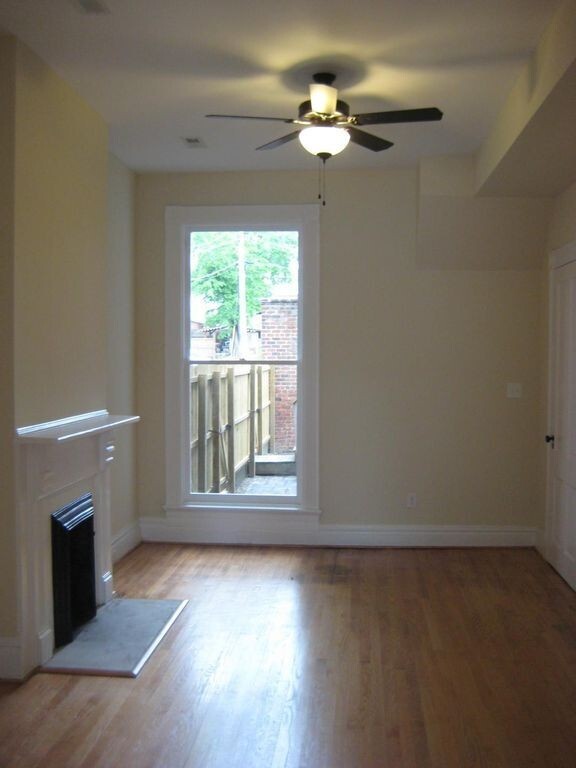 Building Photo - Huge 4 bed 2.5 Bath Home with Stainless Ap...