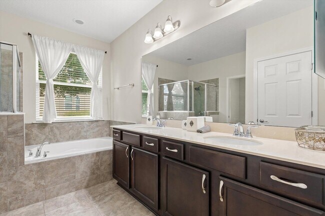 Building Photo - 256 Vivian James Dr