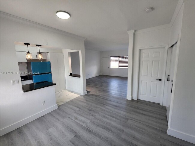 Building Photo - 2101 Normandy Dr
