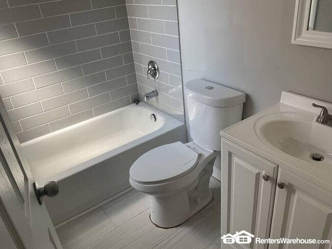 Building Photo - Completely Renovated New and Open Concept ...