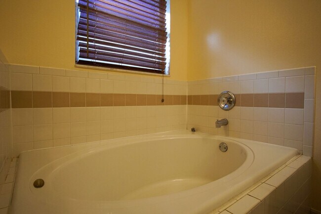 Building Photo - 4 bed Family Single Home Available for Rent in Davenport !!!