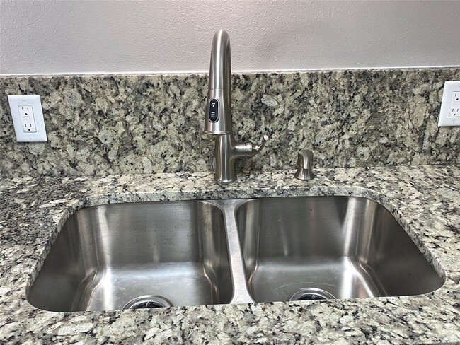 Building Photo - 211 W 17th St