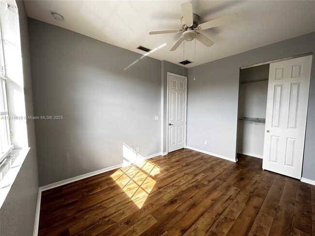 Building Photo - 9980 E Villa Cir