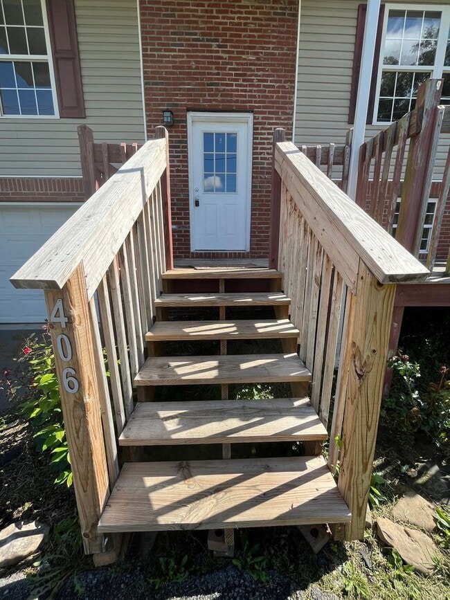 Building Photo - 3 bedroom 2 bath single family home